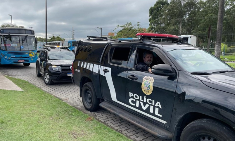Polícia Civil prende homem de 37 anos por tentativa de homicídio em Vitória. Ataque, motivado por ciúmes, deixou vítima ferida na face, cabeça e pescoço.
