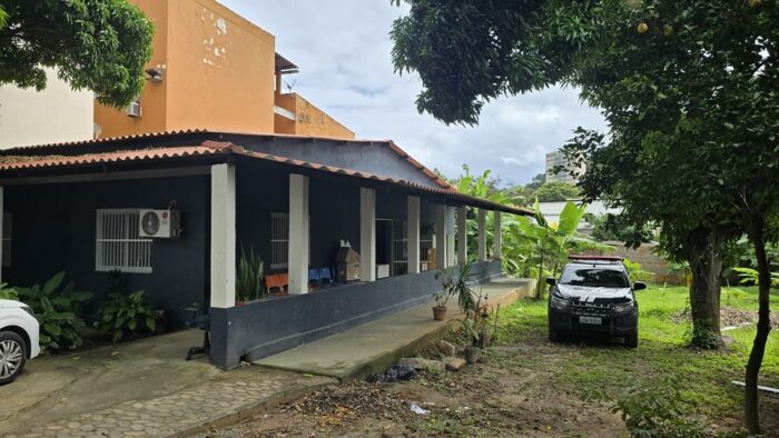 Polícia Civil do ES, com apoio da Prefeitura e Guarda Municipal, resgatou 11 aves silvestres, dois cães e dois jabutis em Vila Velha. Proprietário foi autuado por maus-tratos e posse ilegal.