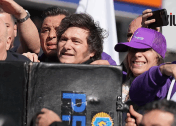 Presidente argentino Javier Milei teve comício interrompido por ataque a pedradas em Lomas de Zamora. Apoiadores foram convocados para eleições provinciai