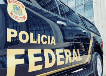 A PGR autorizou a PF a reforçar a vigilância da casa de Jair Bolsonaro para evitar fuga antes do julgamento no STF. Aliados dão como certa a condenação e apostam em apoio internacional.