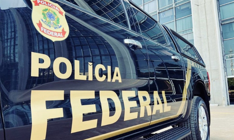 A PGR autorizou a PF a reforçar a vigilância da casa de Jair Bolsonaro para evitar fuga antes do julgamento no STF. Aliados dão como certa a condenação e apostam em apoio internacional.