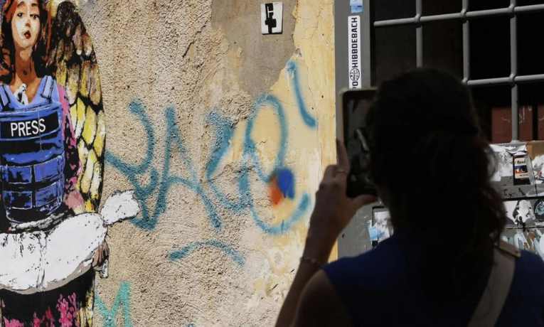Um ataque israelense contra hospital em Gaza matou 21 pessoas, incluindo cinco jornalistas. OMS e ONU condenaram o episódio e reforçaram apelo por cessar-fogo.