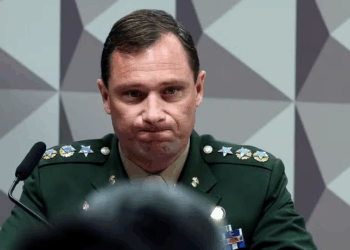 Polícia Federal investiga denúncia de que Jair Bolsonaro ordenou a distribuição de medicamento experimental sem registro no Brasil durante a pandemia de Covid-19. Fármaco era parte do “kit Covid”.