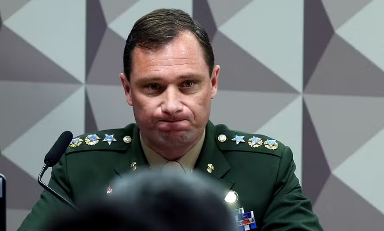 Polícia Federal investiga denúncia de que Jair Bolsonaro ordenou a distribuição de medicamento experimental sem registro no Brasil durante a pandemia de Covid-19. Fármaco era parte do “kit Covid”.
