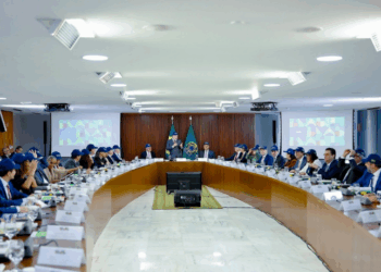 Em reunião ministerial, Lula classificou Eduardo Bolsonaro como “traidor da pátria” e pediu sua cassação. Deputado rebate e acusa presidente de perseguição política.