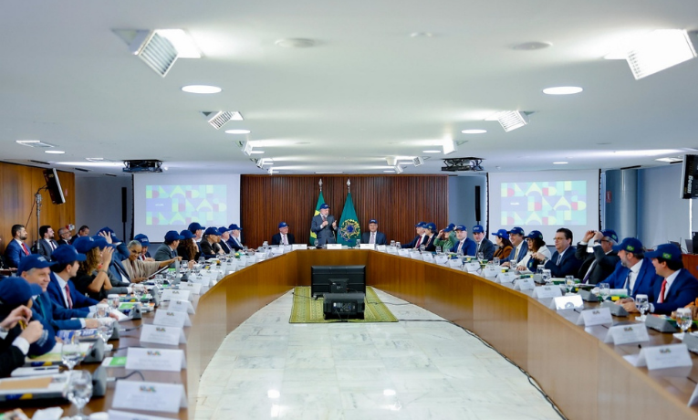 Em reunião ministerial, Lula classificou Eduardo Bolsonaro como “traidor da pátria” e pediu sua cassação. Deputado rebate e acusa presidente de perseguição política.
