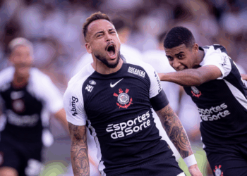 O Corinthians venceu o Vasco por 3 a 2 em São Januário, encerrando sequência negativa de seis jogos sem vitória no Brasileirão. Maycon, Gui Negão e Gustavo Henrique marcaram os gols do triunfo.