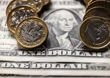 Dólar fecha em queda de 0,69% e atinge menor cotação desde 9 de julho. Ibovespa sobe 0,4% e se aproxima dos 133 mil pontos com otimismo do mercado.