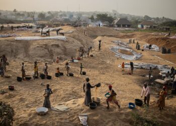 MSF denuncia massacre de civis em Gaza em locais de distribuição operados pela GHF com apoio de Israel e EUA; crianças estão entre as vítimas.