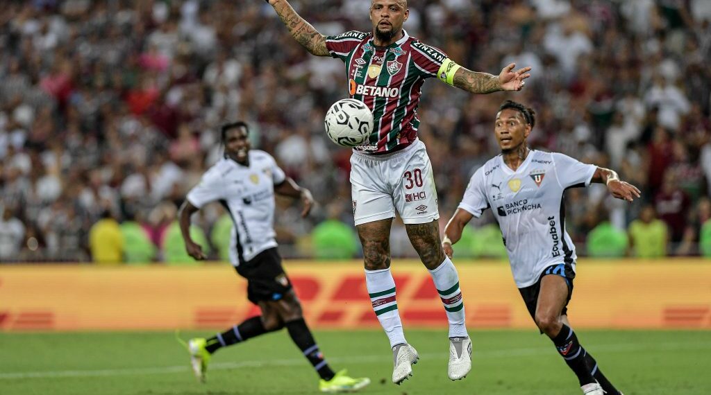 Fluminense e Grêmio se enfrentam neste sábado (2), às 21h, no Maracanã, pela 17ª rodada do Brasileirão. Times estão empatados em pontos e buscam recuperação na tabela.