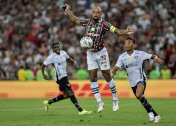 Fluminense e Grêmio se enfrentam neste sábado (2), às 21h, no Maracanã, pela 17ª rodada do Brasileirão. Times estão empatados em pontos e buscam recuperação na tabela.