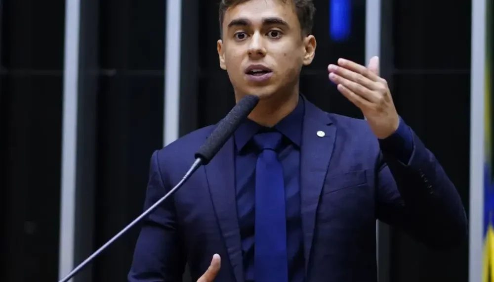 Nikolas Ferreira defende impeachment de Davi Alcolumbre após declaração sobre pedido contra Alexandre de Moraes. Entenda o embate e suas consequências.