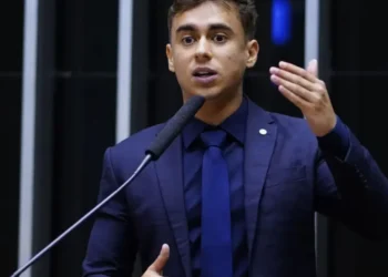 Nikolas Ferreira defende impeachment de Davi Alcolumbre após declaração sobre pedido contra Alexandre de Moraes. Entenda o embate e suas consequências.