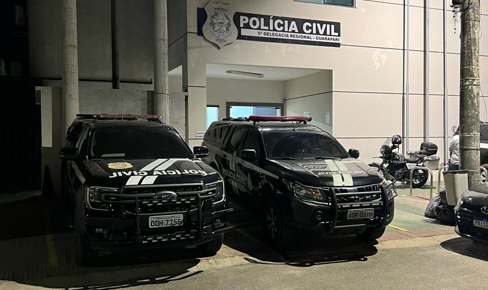 A Polícia Civil do Espírito Santo prendeu em Guarapari um homem de 26 anos suspeito de abusar sexualmente da enteada de 4 anos. O caso foi confirmado por exame médico e a Justiça decretou prisão preventiva.