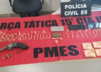 Dois suspeitos de tráfico e disparos em via pública foram presos em Mimoso do Sul. Ação da PCES e PMES apreendeu drogas, dinheiro e arma de fogo no bairro Morro da Palha.