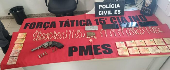 Dois suspeitos de tráfico e disparos em via pública foram presos em Mimoso do Sul. Ação da PCES e PMES apreendeu drogas, dinheiro e arma de fogo no bairro Morro da Palha.