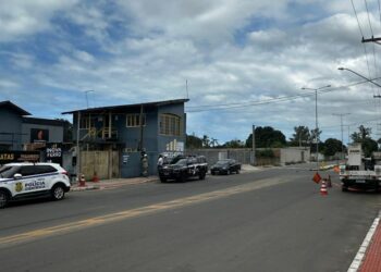 PCES flagra furto de energia em fábrica de gelo e empresa de reciclagem na Serra. Ligações clandestinas abasteciam câmaras frias e escritórios; responsáveis responderão criminalmente.
