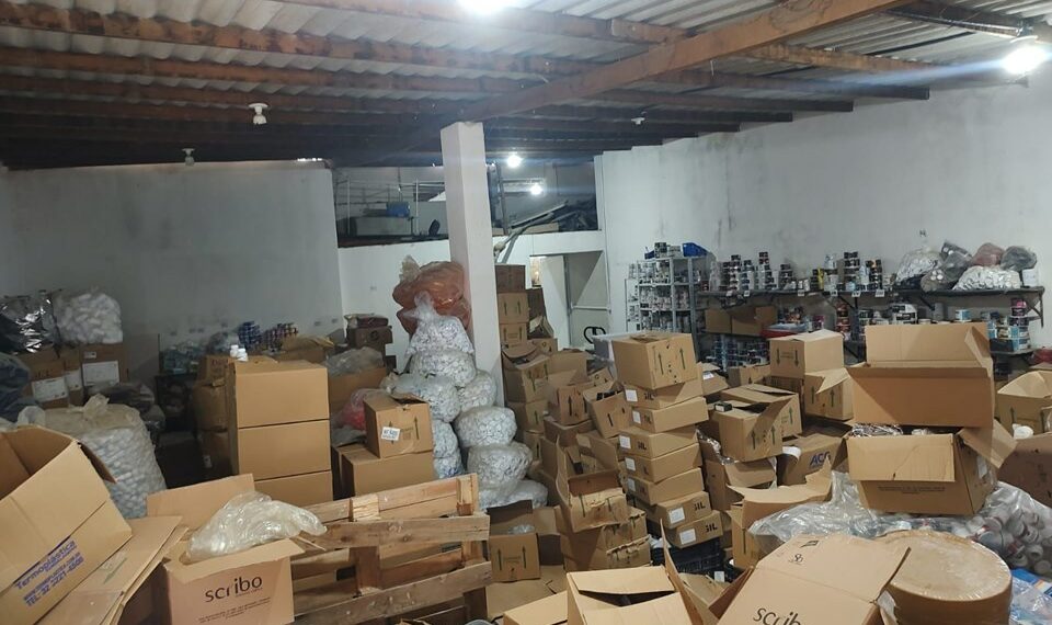 Polícia Civil e Anvisa fecham laboratório clandestino em Itapemirim. Mais de 500 quilos de suplementos e medicamentos sem registro foram apreendidos.