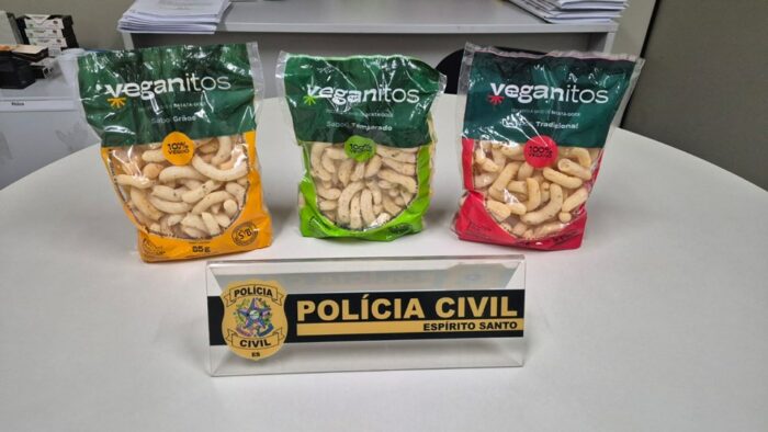 Operação conjunta da Polícia Civil e Procon-ES apreende 750 biscoitos com rotulagem falsa em Vitória e Vila Velha. Produto vendido como saudável tinha alto teor de sódio.