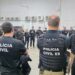 Operação Reditus Pacis, da Polícia Civil do Espírito Santo, prendeu dois suspeitos e apreendeu armas e drogas em Vila Velha. A ação combate disputas entre facções na região da Grande Santa Rita.