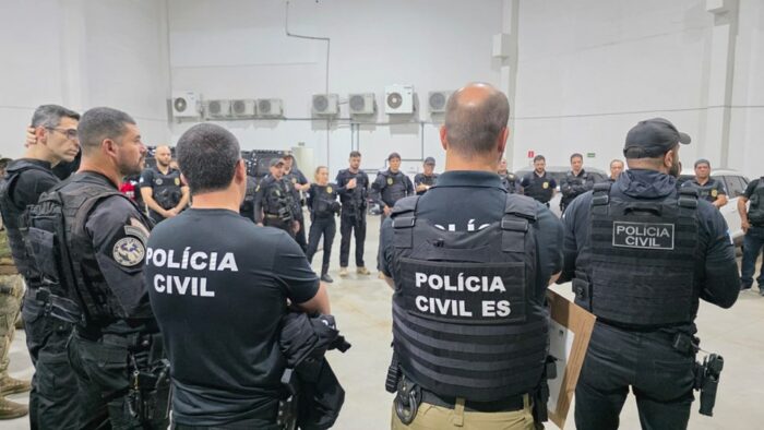 Operação Reditus Pacis, da Polícia Civil do Espírito Santo, prendeu dois suspeitos e apreendeu armas e drogas em Vila Velha. A ação combate disputas entre facções na região da Grande Santa Rita.