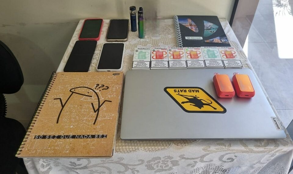 Polícia Civil prende casal e apreende adolescente em Iconha (ES) por venda de cigarros eletrônicos contrabandeados. Produtos eram oferecidos a menores e movimentavam até R$ 45 mil por mês.
