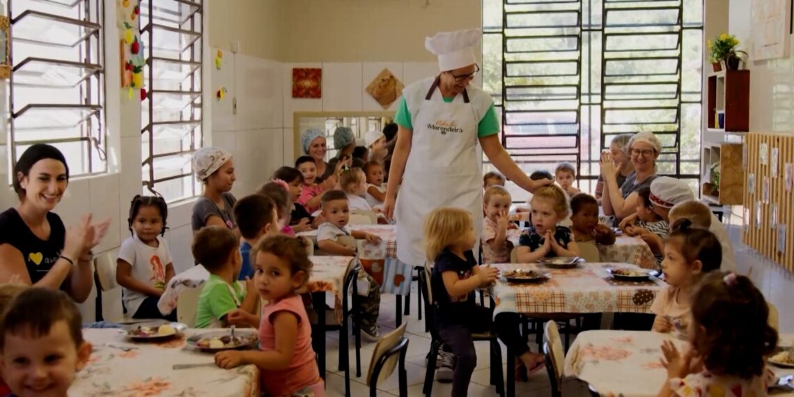 A série Vida de Merendeira, em sua terceira temporada, acompanha 15 profissionais em competições regionais, mostrando o preparo de cardápios saudáveis para escolas e a importância da merenda escolar.