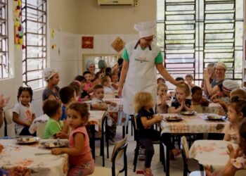 A série Vida de Merendeira, em sua terceira temporada, acompanha 15 profissionais em competições regionais, mostrando o preparo de cardápios saudáveis para escolas e a importância da merenda escolar.