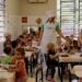 A série Vida de Merendeira, em sua terceira temporada, acompanha 15 profissionais em competições regionais, mostrando o preparo de cardápios saudáveis para escolas e a importância da merenda escolar.