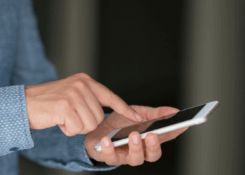Anatel exige autenticação de chamadas para grandes chamadores, combatendo fraudes e abusos em ligações telefônicas. Prazo de 90 dias para adequação.