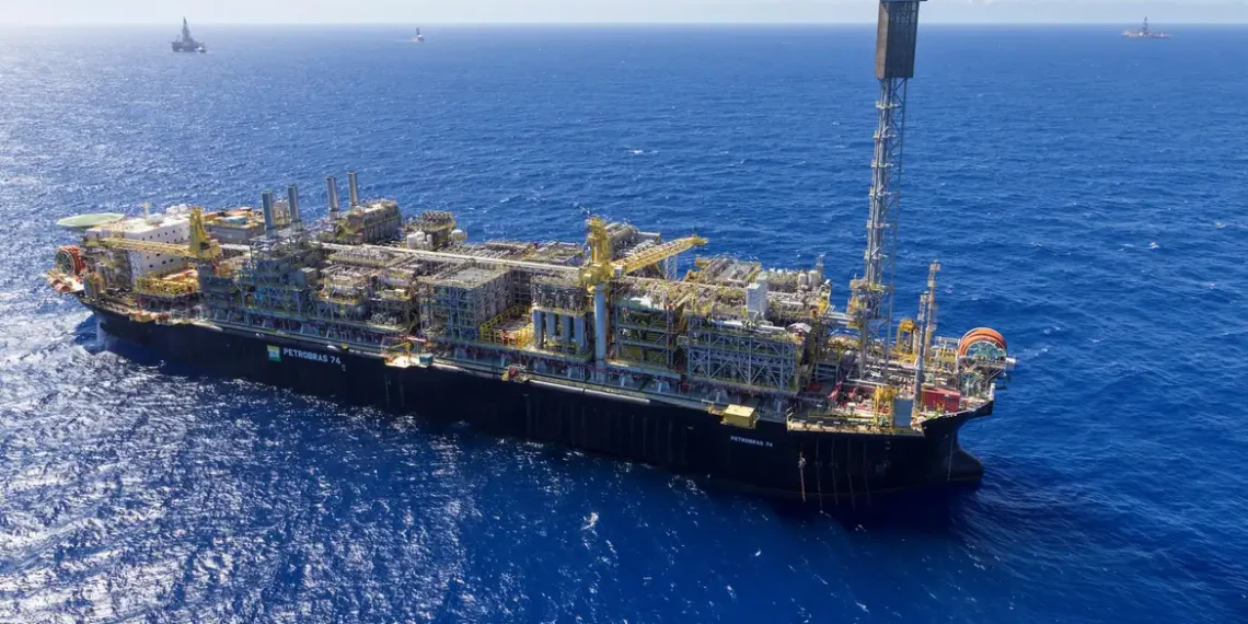 Petrobras anuncia construção de quatro novos navios como parte da renovação da frota. Contrato foi assinado durante a Navalshore 2025, no Rio de Janeiro.
