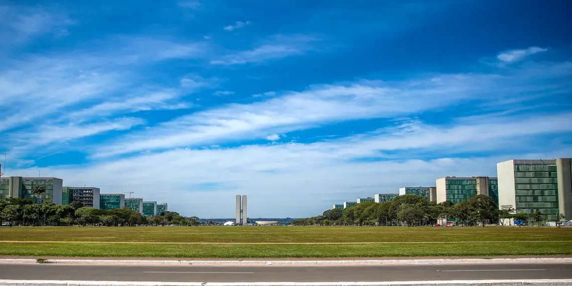 A Câmara dos Deputados realiza em 3 de setembro audiência sobre a reforma administrativa. Proposta prevê mudanças em contratações temporárias, avaliação de desempenho e corte de supersalários. Servidores alertam para riscos à estabilidade e qualidade do serviço público.