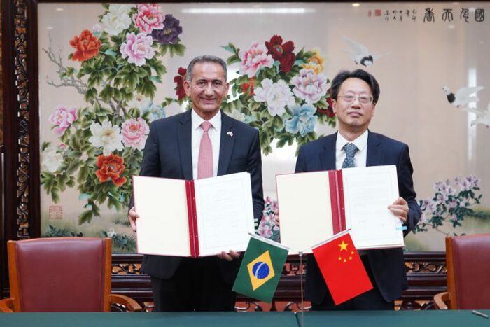 Brasil e China assinaram memorando para fortalecer a cooperação em políticas de desenvolvimento regional, com foco em inovação, sustentabilidade e comércio de produtos da bioeconomia.
