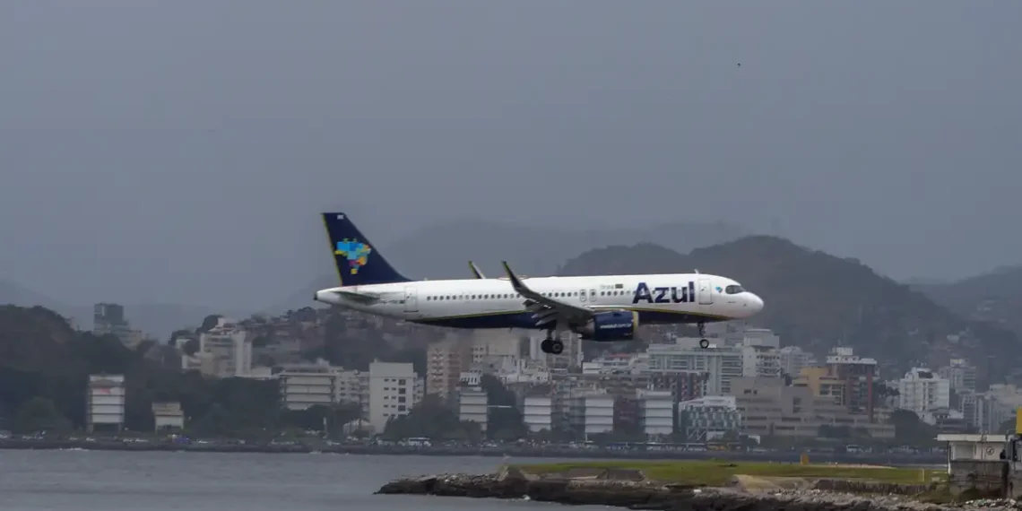Aviões da Azul e Air France quase colidem na pista do Aeroporto de Guarulhos. Ação rápida de tripulações e equipes de solo evitou acidente.