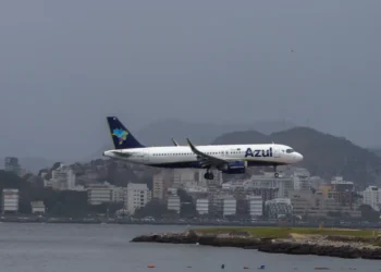 Aviões da Azul e Air France quase colidem na pista do Aeroporto de Guarulhos. Ação rápida de tripulações e equipes de solo evitou acidente.