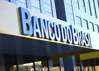 Banco do Brasil informou que tomará medidas judiciais contra fake news de bolsonaristas que recomendavam retirada de recursos da instituição. O BB reforçou sua conformidade legal e internacional.