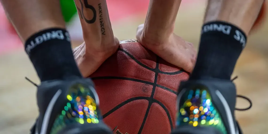 Brasil perde para os EUA por 90 a 78 na AmeriCup 2025, mas segue classificado às quartas de final. Seleção enfrenta a República Dominicana na quinta (28) e aguarda exames do pivô Ruan Miranda.