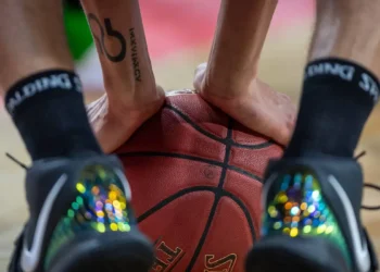 Brasil perde para os EUA por 90 a 78 na AmeriCup 2025, mas segue classificado às quartas de final. Seleção enfrenta a República Dominicana na quinta (28) e aguarda exames do pivô Ruan Miranda.
