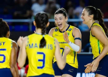 A seleção feminina de vôlei do Brasil venceu Porto Rico por 3 a 0 e garantiu a liderança do Grupo C no Mundial 2025 na Tailândia. O time aguarda o adversário das oitavas, que sairá de República Dominicana x China.
