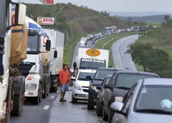 Juíza federal ordena que o governo mantenha todos os radares de velocidade ativos nas rodovias federais, sob pena de multa de R$ 50 mil por equipamento. Dnit tem 24h para notificar concessionárias.