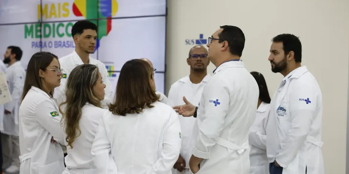 Mais Médicos amplia atendimento: 1,5 mil profissionais iniciam atuação em municípios e comunidades indígenas. Programa já soma 26,4 mil médicos em 4,5 mil cidades e prevê 28 mil até 2027.
