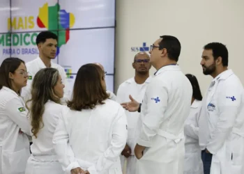 Mais Médicos amplia atendimento: 1,5 mil profissionais iniciam atuação em municípios e comunidades indígenas. Programa já soma 26,4 mil médicos em 4,5 mil cidades e prevê 28 mil até 2027.
