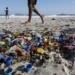 Academia Brasileira de Ciências lança relatório sobre microplásticos, destacando impactos ambientais e à saúde e propondo medidas urgentes de combate à poluição nos mares e rios.