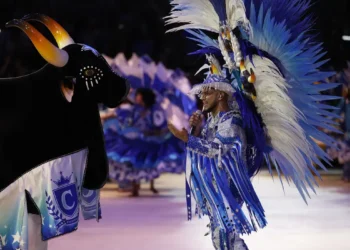 Caprichoso vence desafio no Festival de Parintins ao arrecadar mais de 6,5 mil assinaturas para o projeto Amazônia de Pé. Iniciativa já soma 300 mil apoios e busca 1,5 milhão de assinaturas.