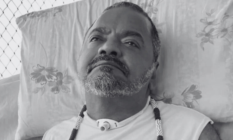 Arlindo Cruz, ícone do samba carioca, morreu aos 66 anos no Rio de Janeiro. O músico enfrentava complicações de saúde desde um AVC em 2017.