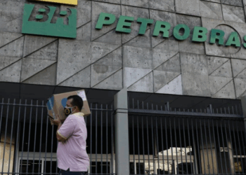 A presidente da Petrobras, Magda Chambriard, afirmou que a estatal pretende vender diesel diretamente a grandes consumidores. Empresa está impedida de atuar no varejo por contrato com a Vibra, mas aposta em vendas diretas como estratégia comercial.