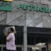 A presidente da Petrobras, Magda Chambriard, afirmou que a estatal pretende vender diesel diretamente a grandes consumidores. Empresa está impedida de atuar no varejo por contrato com a Vibra, mas aposta em vendas diretas como estratégia comercial.