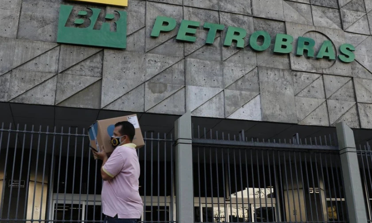 A presidente da Petrobras, Magda Chambriard, afirmou que a estatal pretende vender diesel diretamente a grandes consumidores. Empresa está impedida de atuar no varejo por contrato com a Vibra, mas aposta em vendas diretas como estratégia comercial.