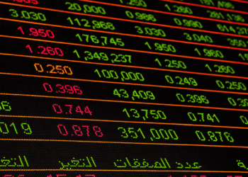 Ibovespa sobe 0,72% e retoma patamar de 137 mil pontos, com destaque para Petrobras e Raízen. Dólar supera R$5,40, e investidores monitoram guerra na Ucrânia e expectativas de política monetária.