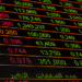 Ibovespa sobe 0,72% e retoma patamar de 137 mil pontos, com destaque para Petrobras e Raízen. Dólar supera R$5,40, e investidores monitoram guerra na Ucrânia e expectativas de política monetária.